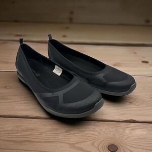 Merrell Black and Gray Flats